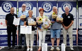 VfL-Präsident Dr. Heinrich Reidelbach (links) und Vize Andreas Bornhage (rechts) überreichten an Rainer Rodriguez (2. von links) und Andrea Petri (Mitte) die Verdienstnadel in Gold. Anneliese Heyne und Stevan Fuks wurden zu Ehrenmitgliedern ernannt.